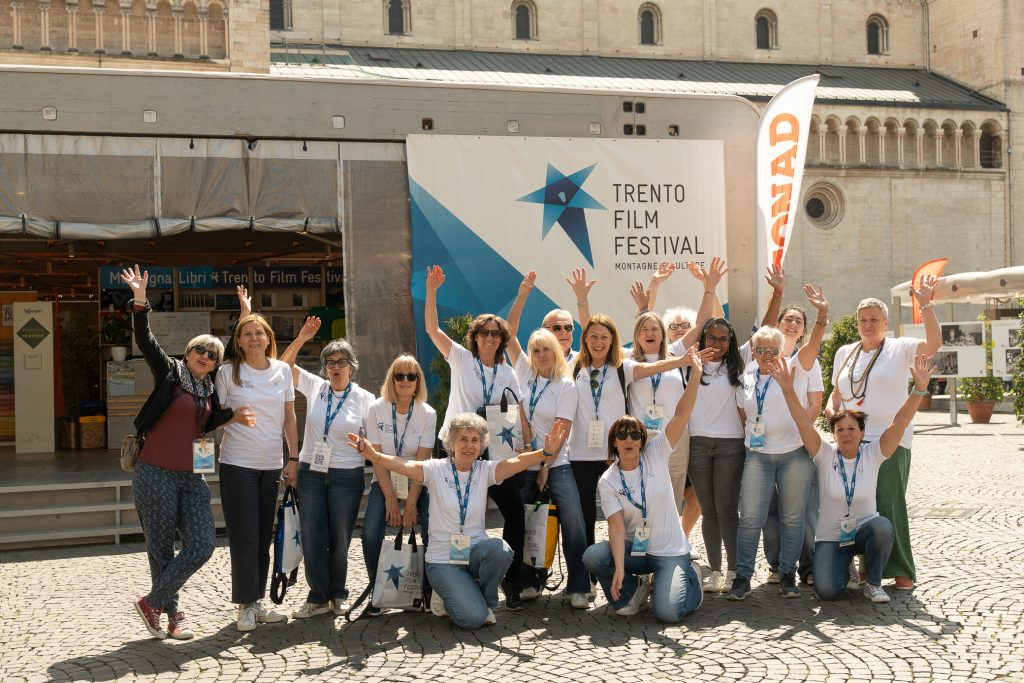 Foto di gruppo con i volontari del Trento Film Festival | edizione 2025