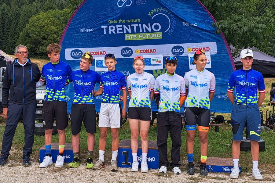 Palco premiazioni alla fine del circuito Trentino MTB Futuro DAO Conad