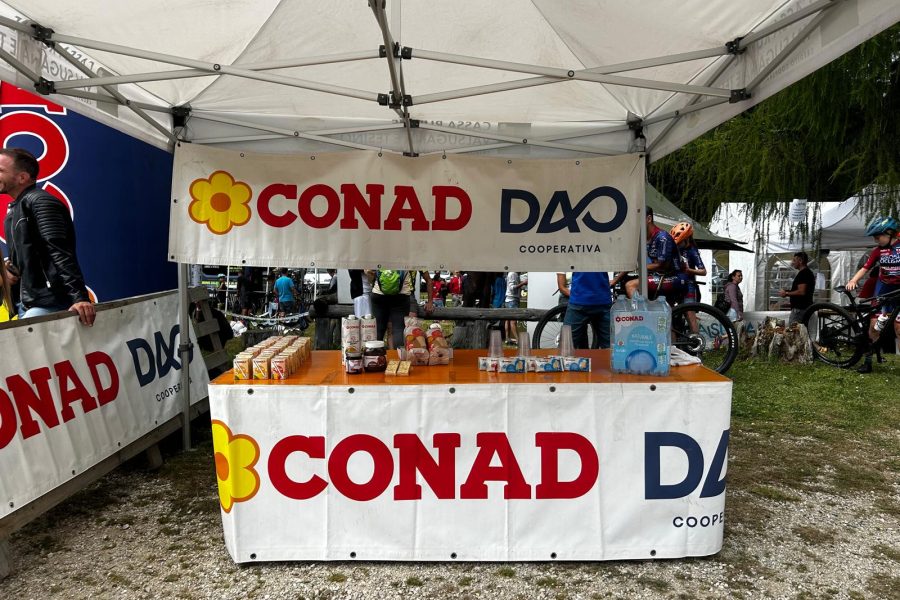 Corner prodotti Conad durante la tappa del circuito Trentino MTB Futuro Dao Conad