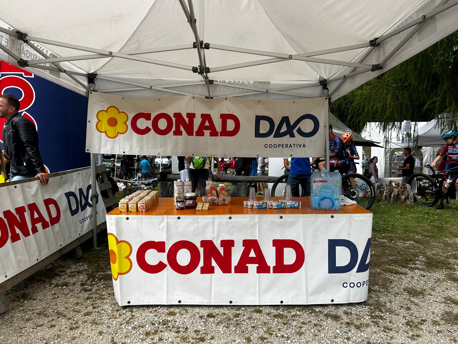 Corner prodotti Conad durante la tappa del circuito Trentino MTB Futuro Dao Conad