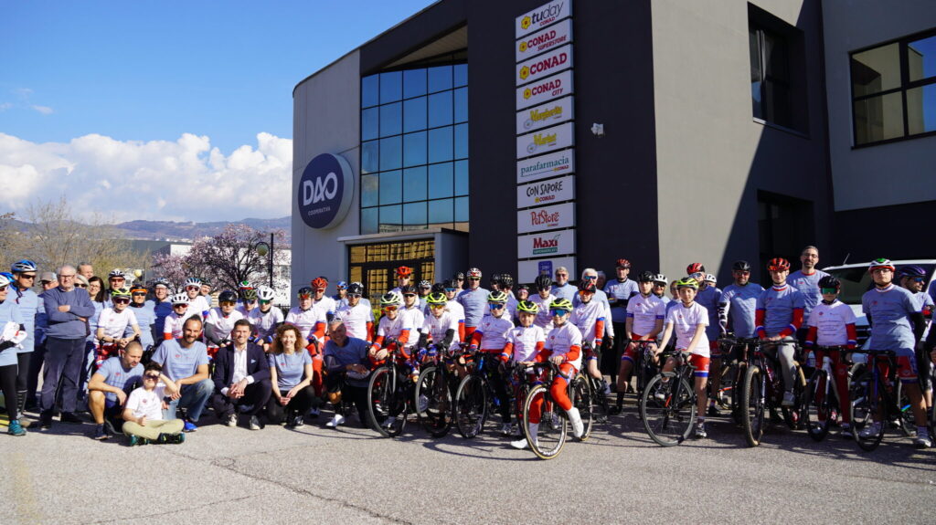 Foto di gruppo durante la Pedalata della solidarietà | edizione 2024 in DAO Cooperativa a Lavis