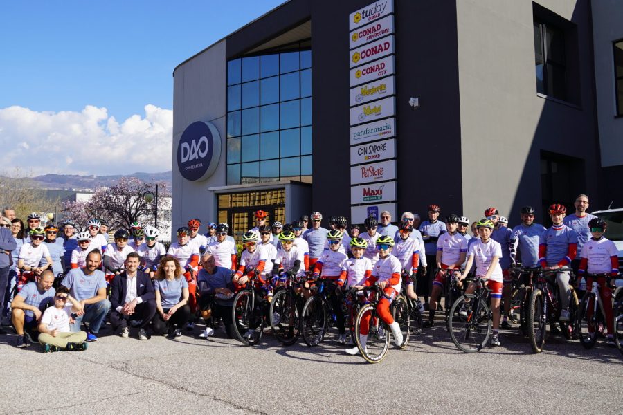 Foto di gruppo durante la Pedalata della solidarietà | edizione 2024 in DAO Cooperativa a Lavis
