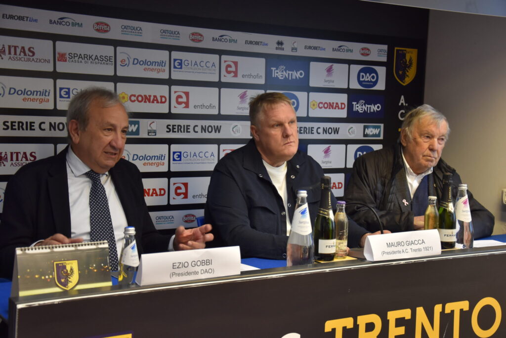 Foto di gruppo: Da-sinistra-Ezio-Gobbi-Mauro-Gicca-Mario-Cristofolini