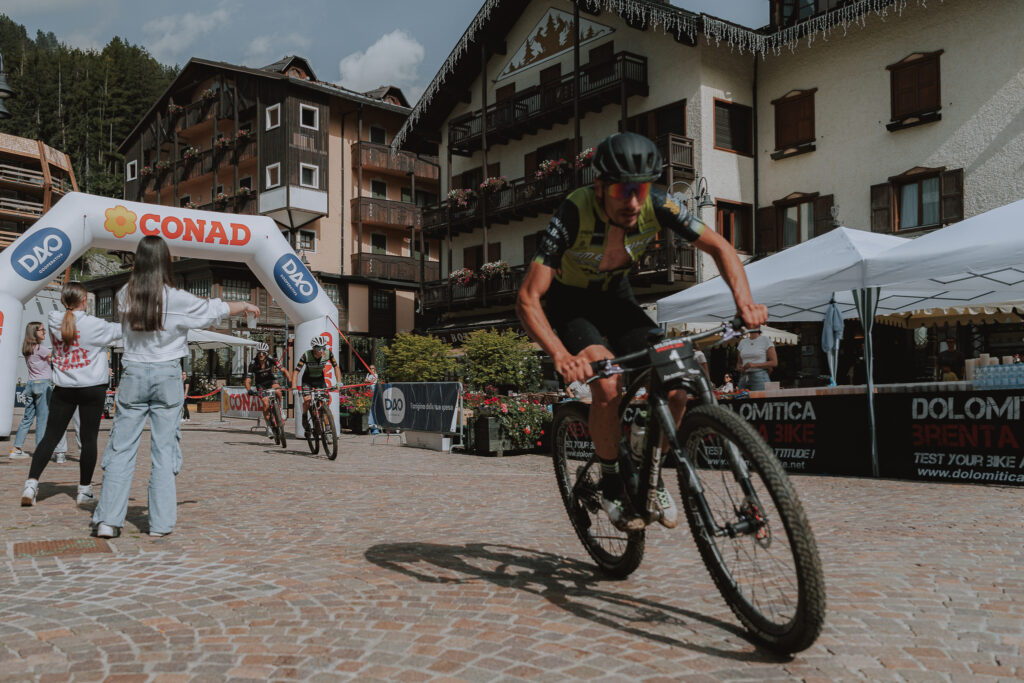 Foto in azione durante la Dolomitica Bike - edizione 2024 - © Claudio Lanzafame