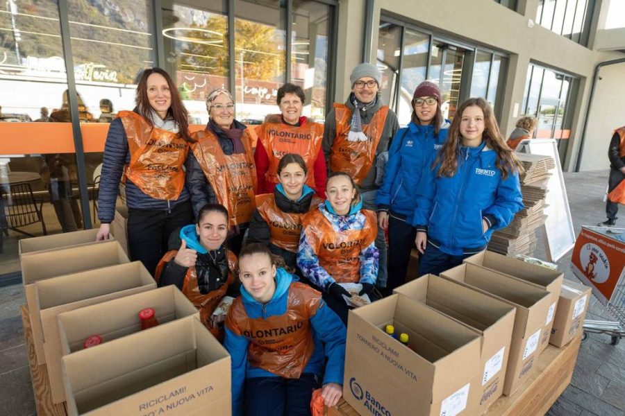 Trento Calcio Femminile alla Colletta Alimentare 2023 presso il Conad di Trento