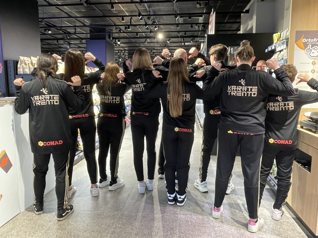 I ragazzi/e del Karate Trento al punto vendita Conad di Trento