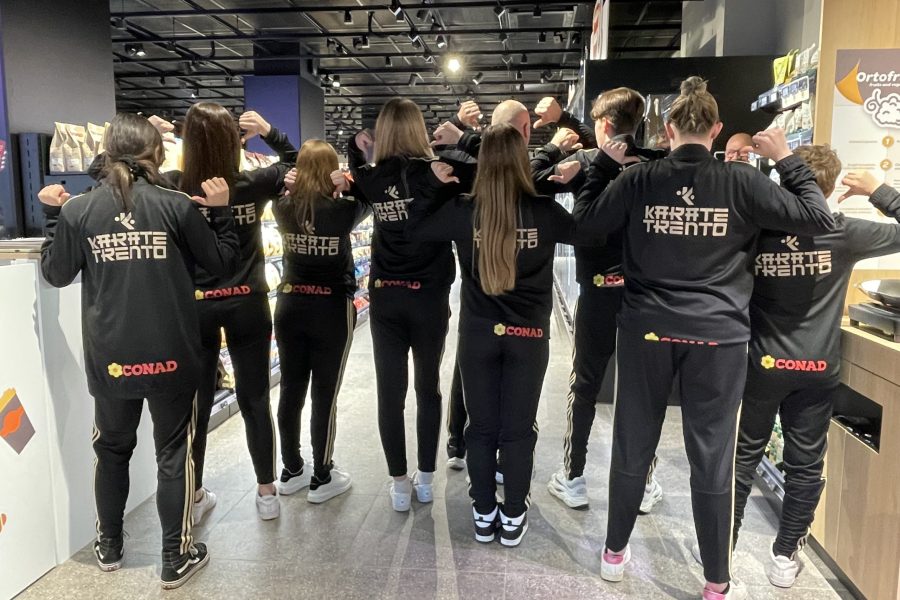 I ragazzi/e del Karate Trento al punto vendita Conad di Trento